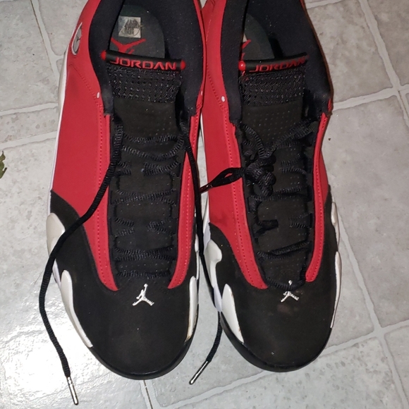 Tennis shoes